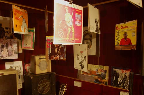 Rock & Roll Public Library: preparing the exhibition