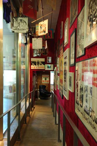 Rock & Roll Public Library: preparing the exhibition